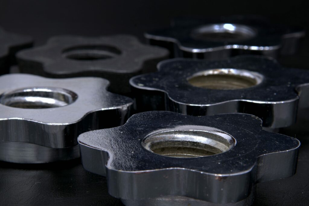 O acabamento necessário às peças é um dos fatores de escolha de como cortar metal.