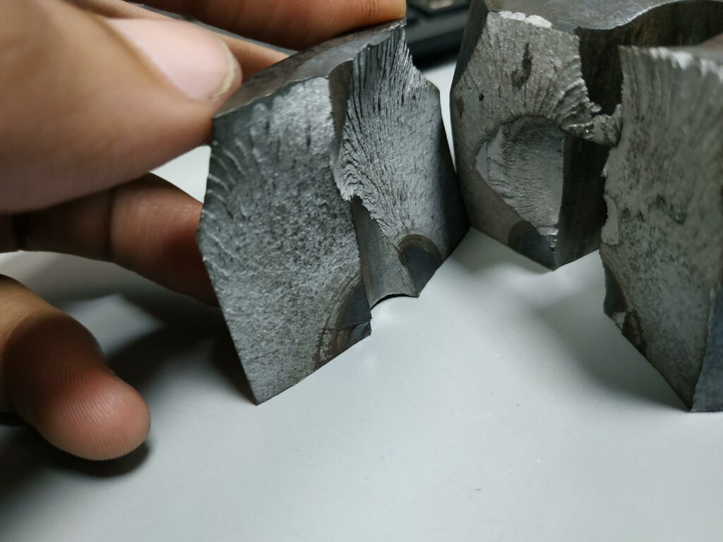 Pedaço de aço quebrado após passar por testes de resistência à fadiga.