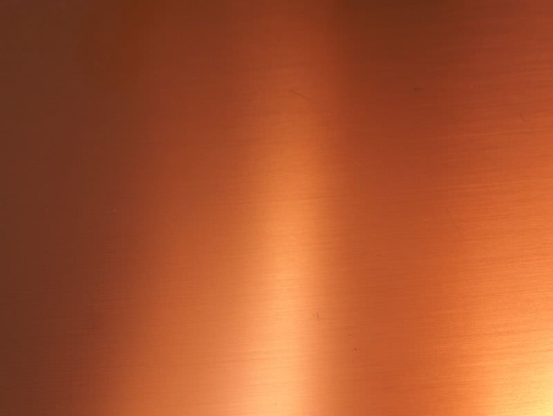 Entre bronze e cobre, o cobre possui o tom do marrom-avermelhado mais puxado para o laranja rosado, enquanto o bronze puxa para o ouro fosco.