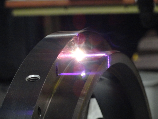 Componente de aço passando pela têmpera a laser.