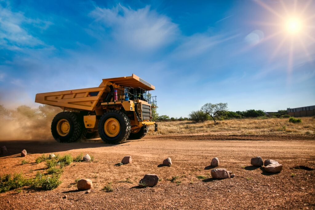 Grande caminhão de mineração em trabalho