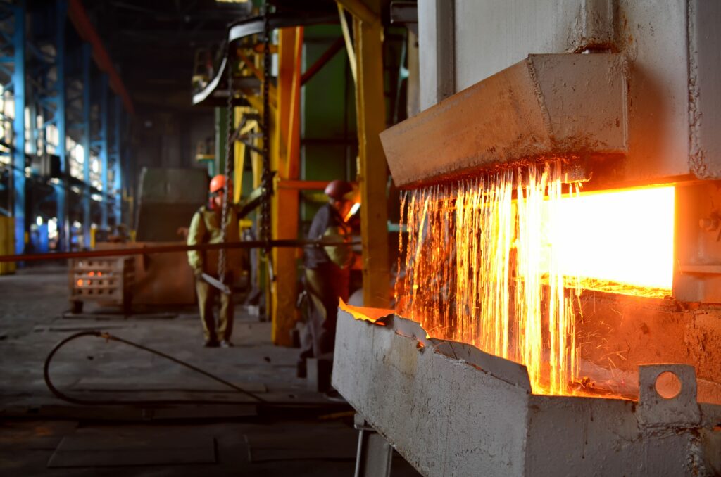 Têmpera de aço em alta temperatura em forno industrial